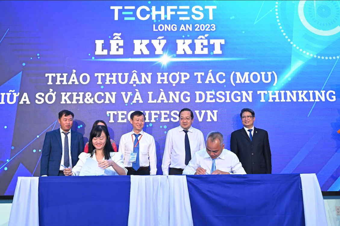 Ký kết hợp tác giữa Ông Nguyễn Minh Hải – Giám đốc Sở Khoa Học Công Nghệ Long An và Bà Dương Tường Nhi – Trưởng Làng Design Thinking